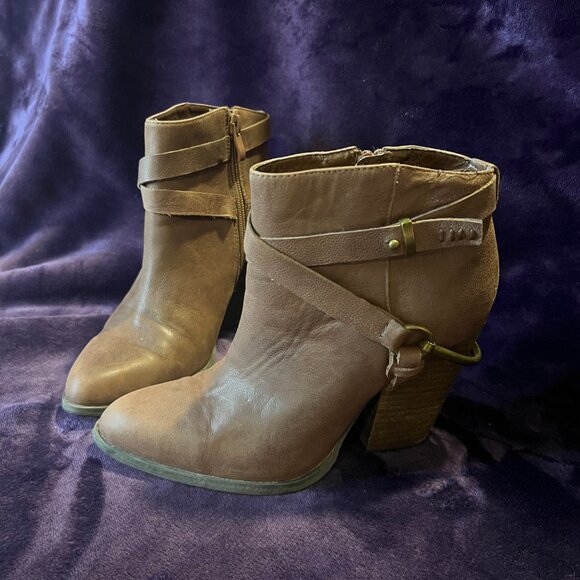 VERY VOLATILE | Los Angeles - Leather Stacked Heel Ankle Boots - Picture 7 of 9